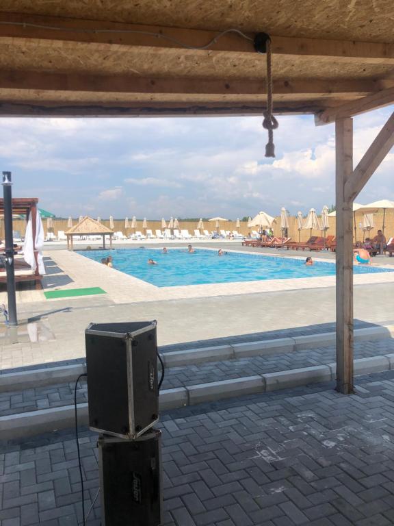 vista su una piscina con persone in acqua di Sunset vila sa bazenom a Lebane