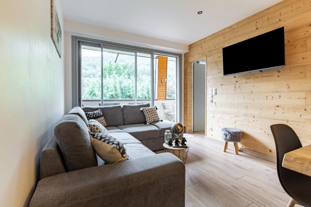een woonkamer met een bank en een tv bij Le Patou in Saint-Lary-Soulan
