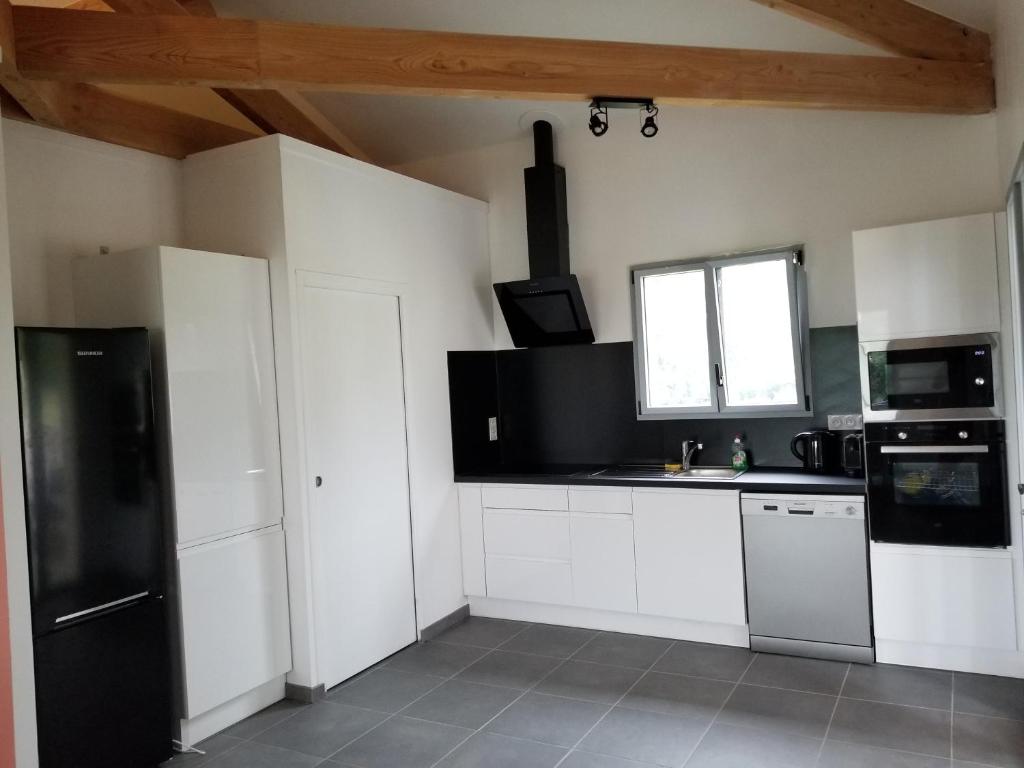 Kuchyňa alebo kuchynka v ubytovaní Maison 2 chambres avec vue sur les Pyrénées