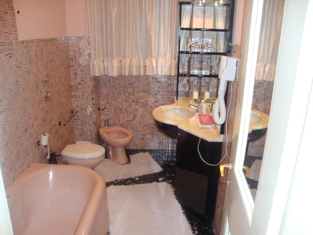 A bathroom at B&B Cavaliere Milano