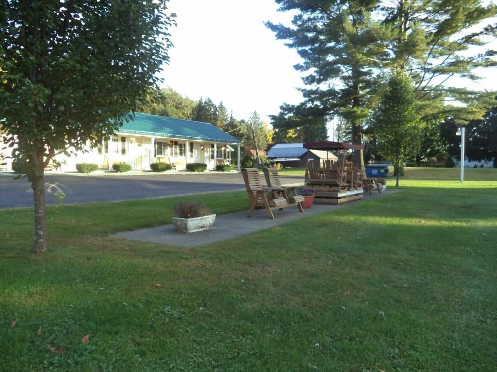 Jardín al aire libre en Weathervane Motel Lanesboro
