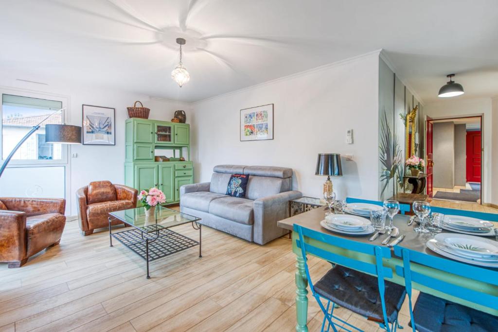 a living room with a table and a couch at Appartement Thiers - Welkeys in Antibes