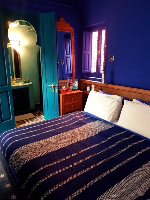 Postel nebo postele na pokoji v ubytování Riad Laly Tourisme Eclairé Le bijou de la medina