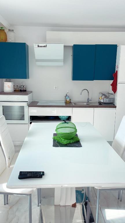 Three rooms apartment next to the sea