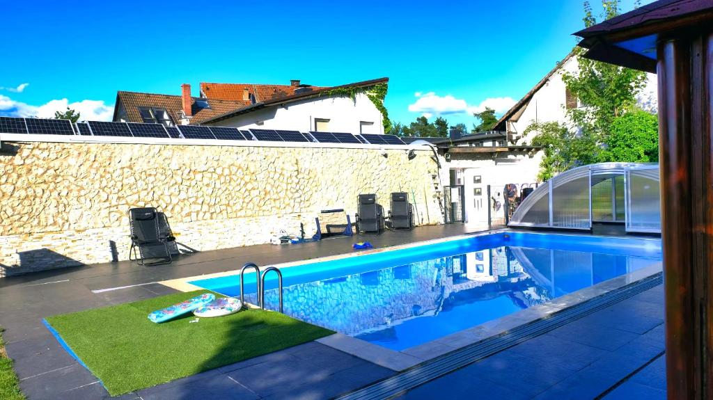 una piscina frente a una casa en Fafa Home with Pool en Essen