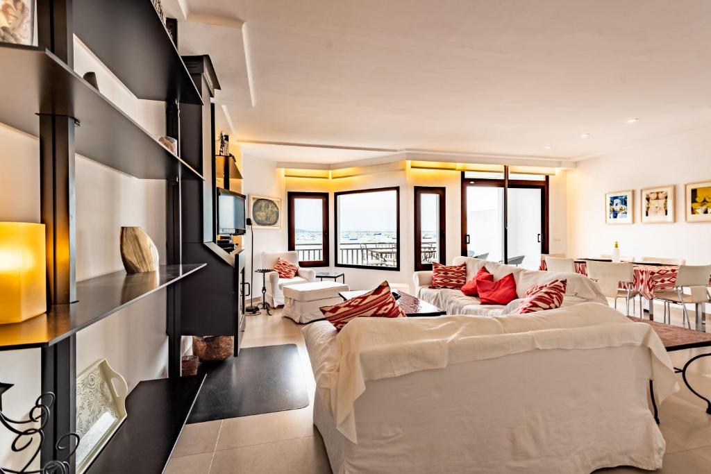 Postel nebo postele na pokoji v ubytování Rafael - Pine walk apartment with stunning views to the sea