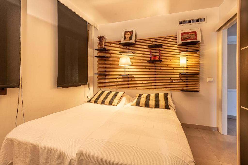 Postel nebo postele na pokoji v ubytování Rafael - Pine walk apartment with stunning views to the sea
