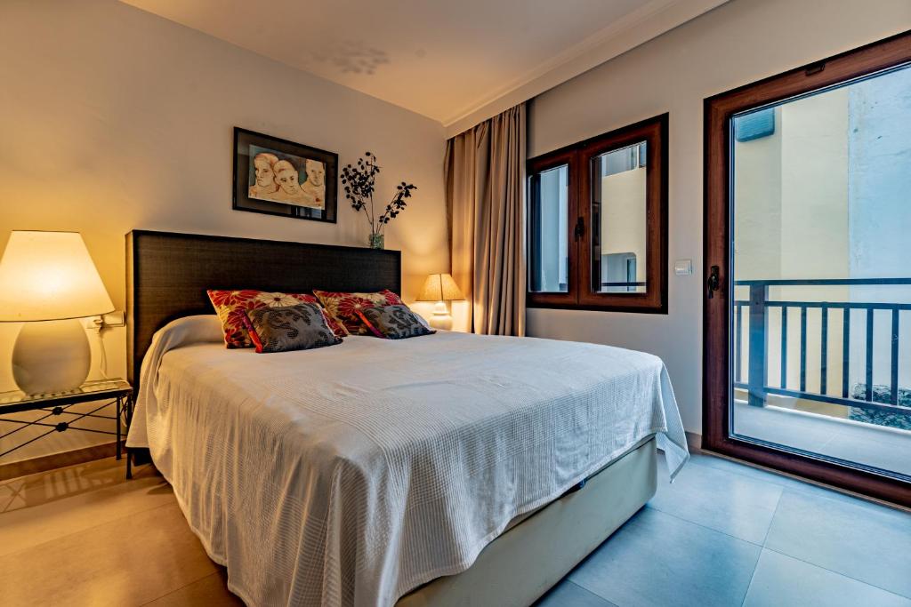 Postel nebo postele na pokoji v ubytování Rafael - Pine walk apartment with stunning views to the sea