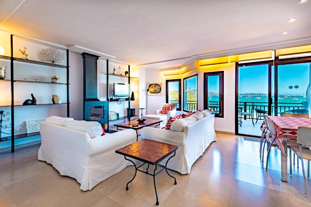 Posezení v ubytování Rafael - Pine walk apartment with stunning views to the sea