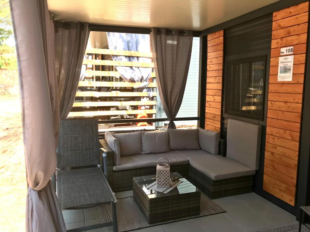 Część wypoczynkowa w obiekcie H&S Mobile Home