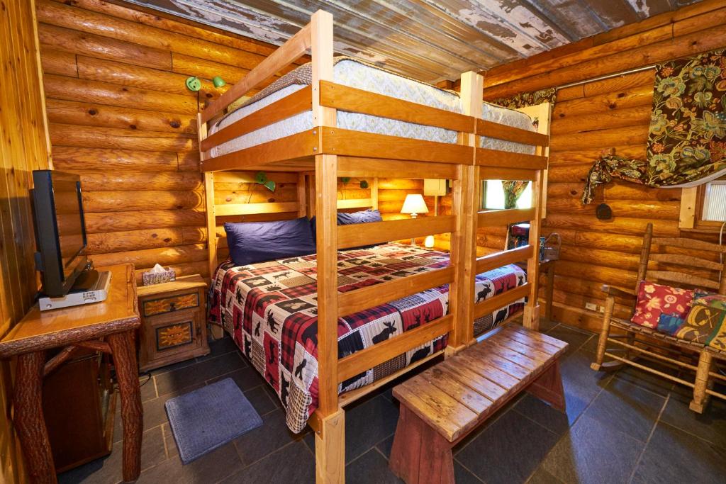 Creekwalk Inn Bed and Breakfast with Cabins - 国王室有两张国王床
