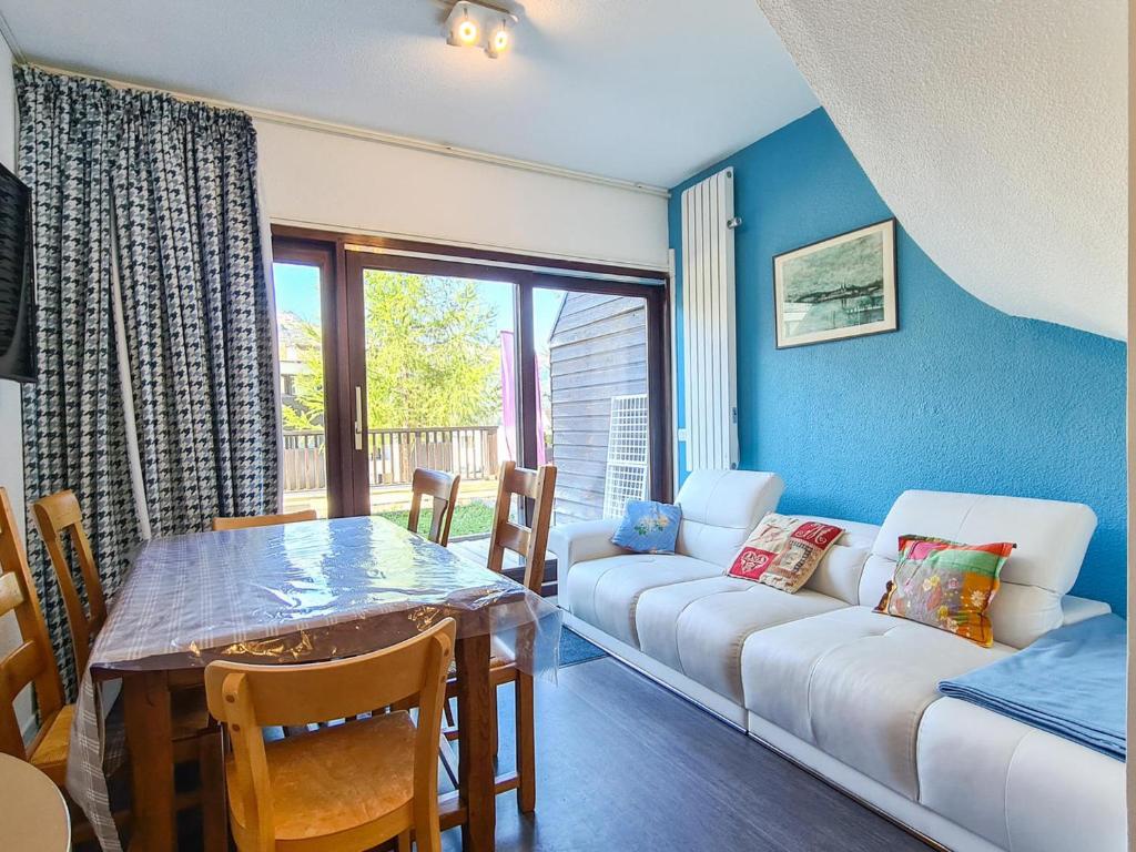 un salon avec un canapé et une table dans l'établissement Duplex lumineux 6 pers · Au pied des pistes · Terrasse Sud · Accès piscine, spa et sauna - FR-1-425-133, à Flaine