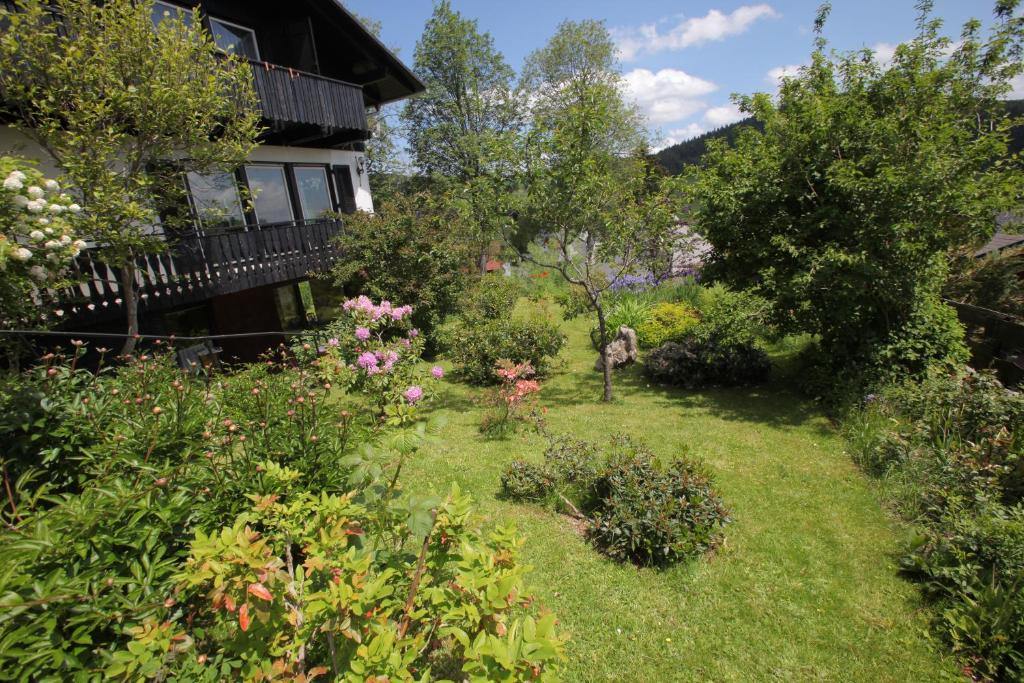 einen Garten mit Blumen und Pflanzen vor einem Haus in der Unterkunft Haus Buron in Titisee-Neustadt