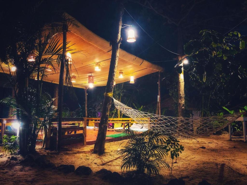 Taman di luar GoYm Resort