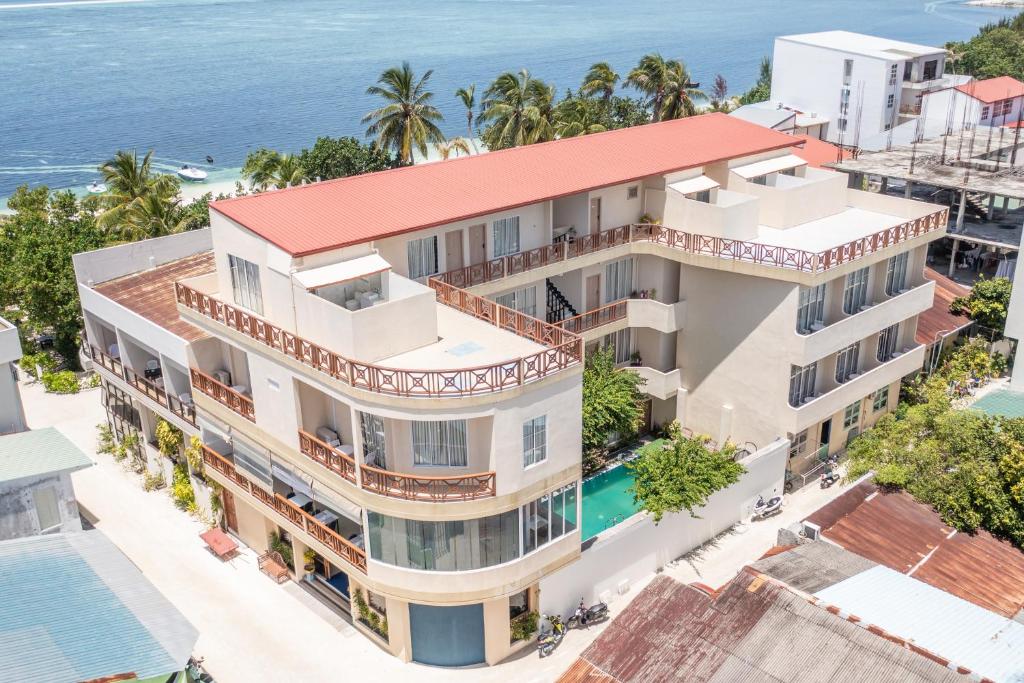 een luchtzicht op een gebouw met de oceaan op de achtergrond bij Rehendhi Villa in Maafushi