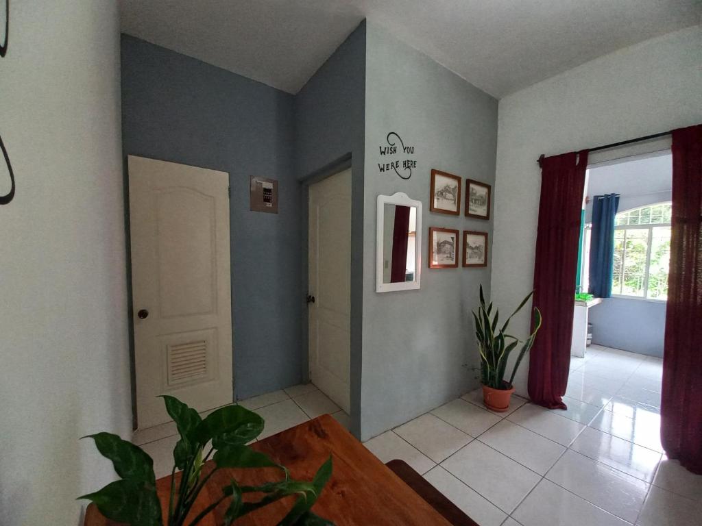 Sala de estar con puerta y mesa en Apartamento ROMA en Somoto, en Somoto