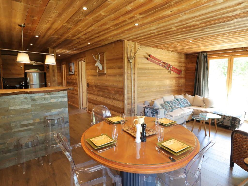 un salon avec une table et un canapé dans l'établissement Appartement de Standing aux Gets - 2 Ch, 6 Couchages, Proche Centre et Pistes - FR-1-623-94, aux Gets