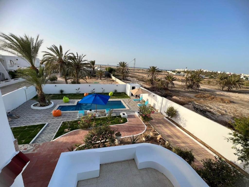 Вид на бассейн в Villa khadija djerba avec piscine или окрестностях