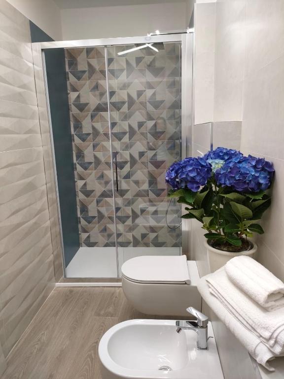 łazienka z prysznicem, toaletą i umywalką w obiekcie La Petite Maison w mieście Pietrapertosa