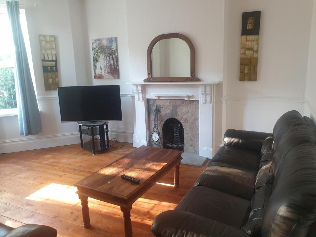 Large garden flat, WestonsuperMare (updated prices 2024)