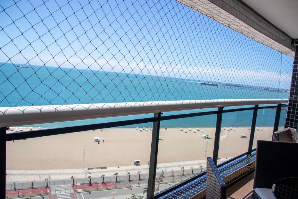 uitzicht op het strand vanaf het balkon van een gebouw bij Landscape VIP Fortaleza in Fortaleza