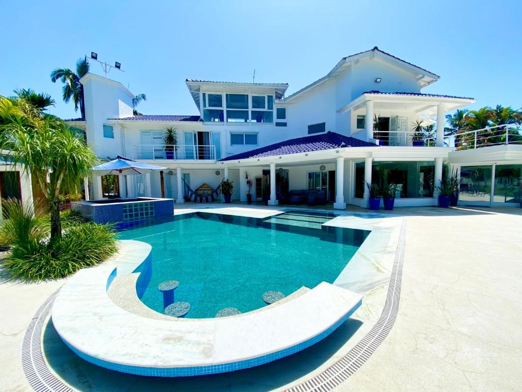 a large house with a swimming pool in front of it at Condomínio Costa Verde Tabatinga in Mocoóca