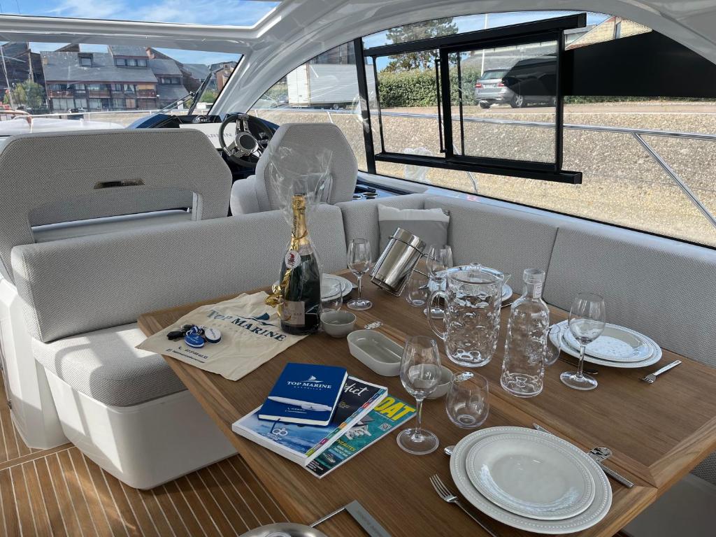 Nápoje v ubytovaní Puissance, Elegance et Style, Yacht à Deauville