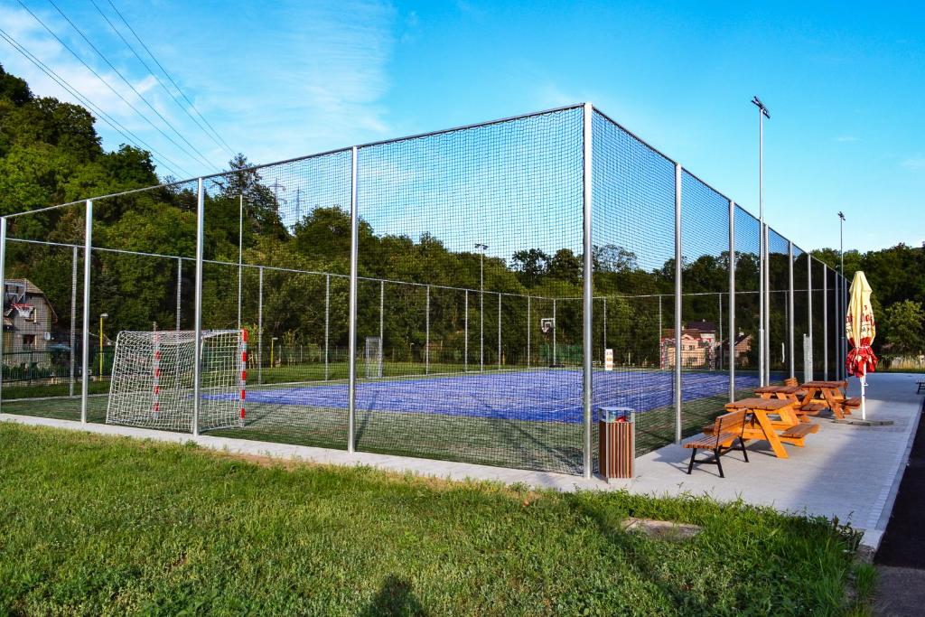 Tenis a/nebo squash v ubytování Apartmán Na Palouku Povrly nebo okolí