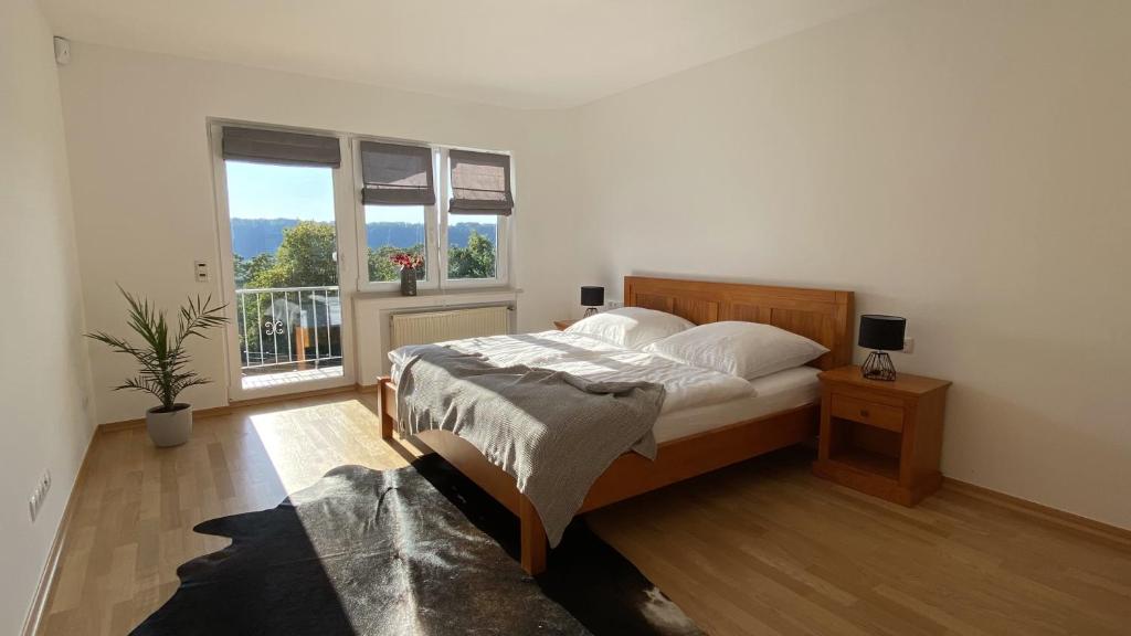Schlafzimmer mit einem Bett und einem Fenster in der Unterkunft Chebello in Koblenz