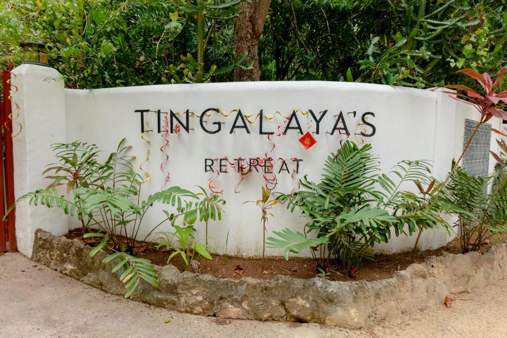 un cartello per l'ingresso a un resort di Tingalaya's Retreat a Negril