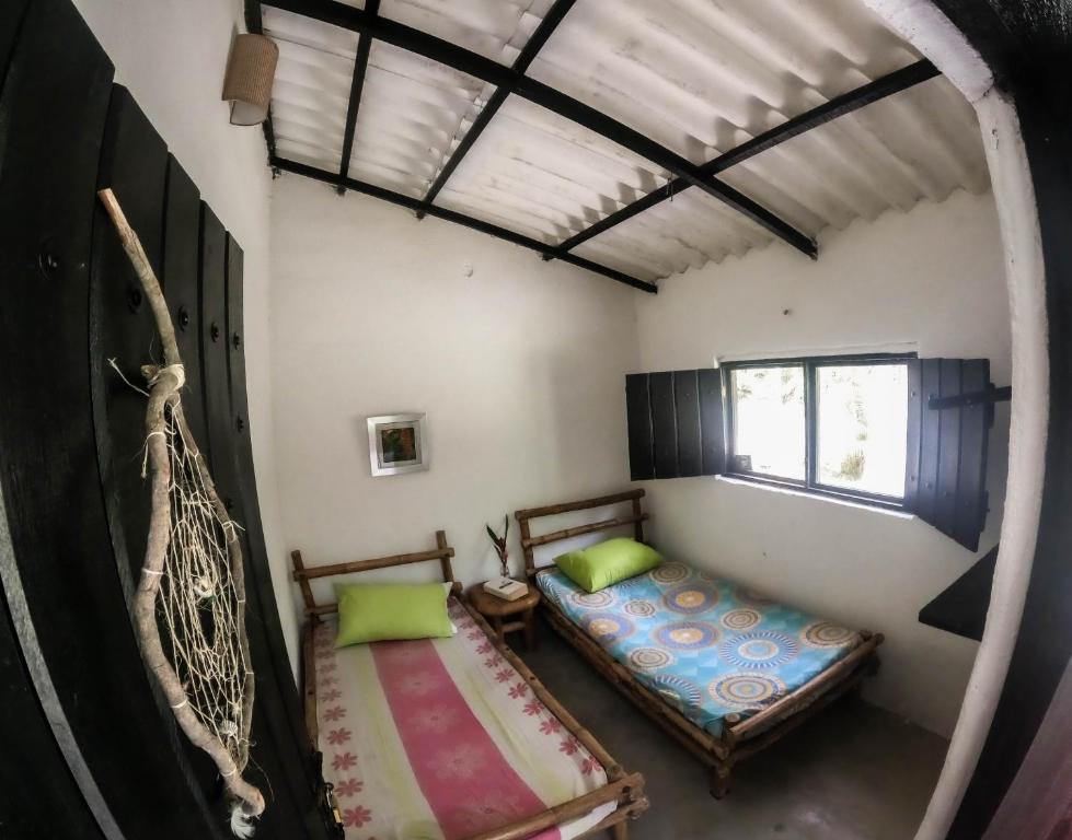 Girocasaca的住宿－Reserva Natural La Esperanza，客房设有两张床和窗户。