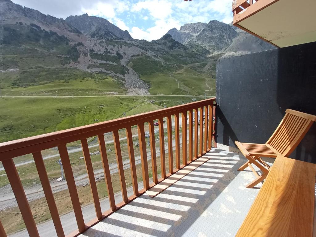 einen Balkon mit einem Stuhl und Bergblick in der Unterkunft Superbe 3 pieces vue panoramique pied des pistes in La Mongie