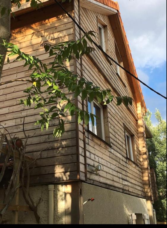 Budova, v ktorej sa horská chata nachádza