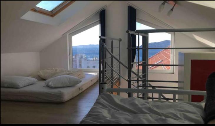 Posteľ alebo postele v izbe v ubytovaní Chalet les mimosas