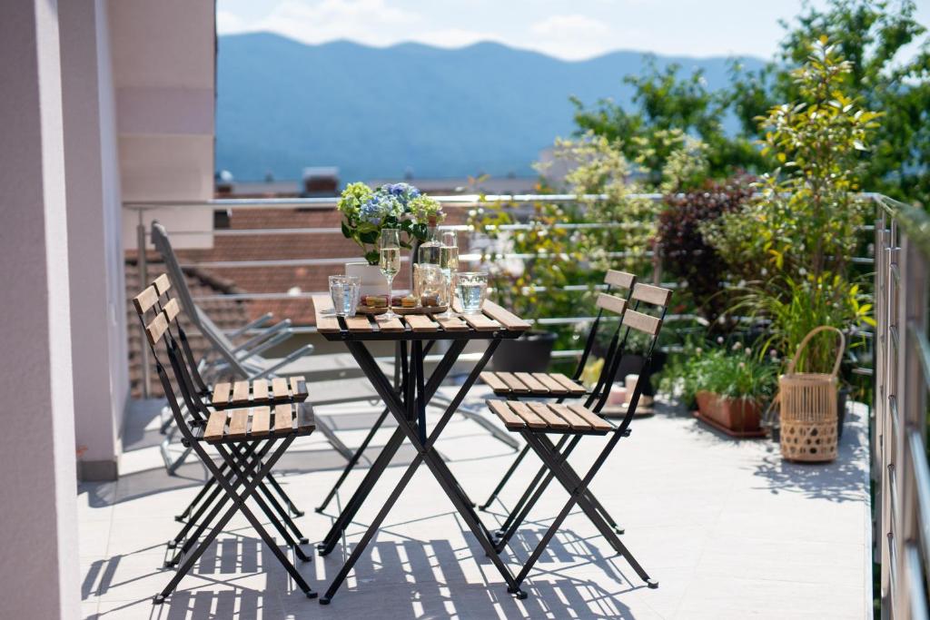 uma mesa e cadeiras numa varanda com vista em Villa Cerkniško jezero em Cerknica