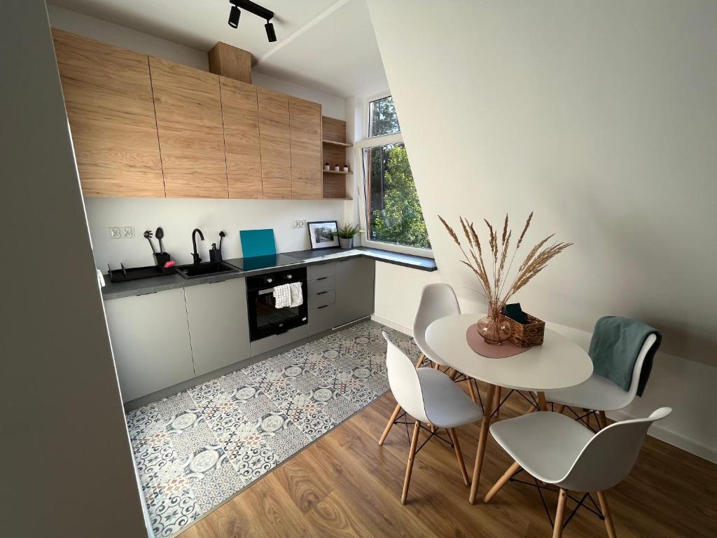 una cucina con tavolo e sedie in una stanza di Apartament Willa Bellevue a Rabka-Zdrój