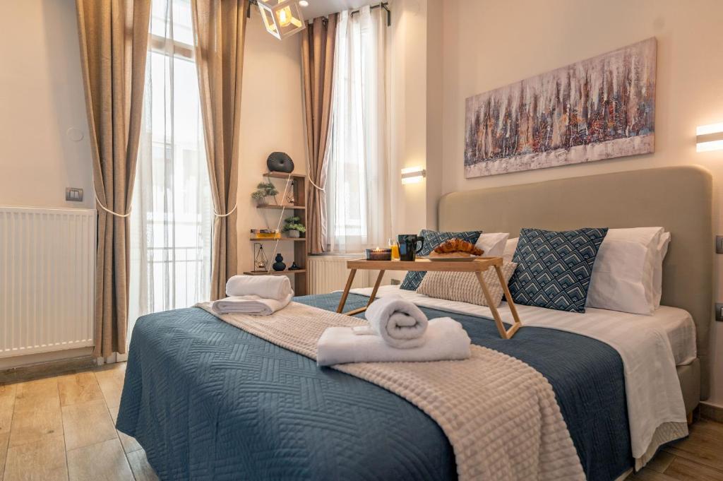 Posteľ alebo postele v izbe v ubytovaní Eclectic Luxury Studio (Egnatias str)