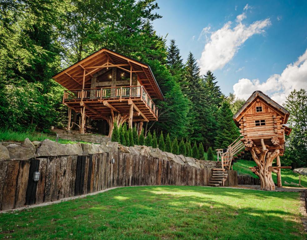 domek na drzewie na środku podwórka w obiekcie Tworzówka - Ekskluzywne Domy w górach w mieście Żabnica