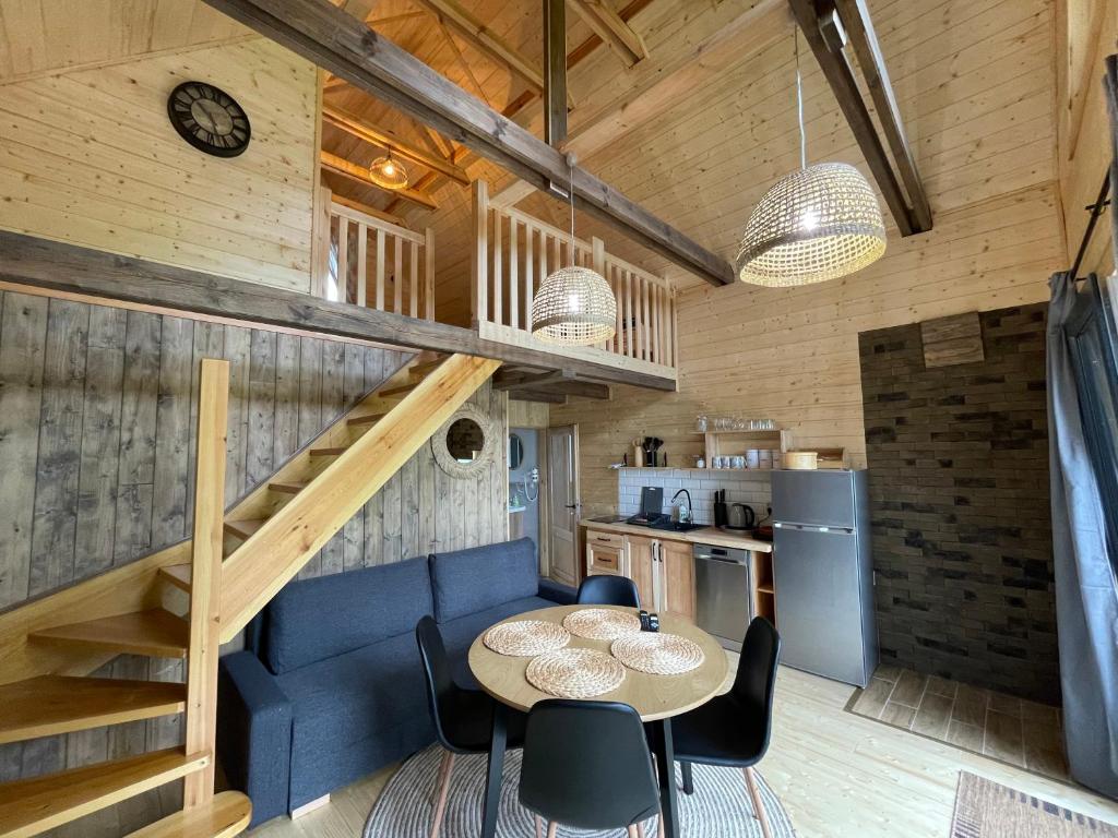 eine Küche und ein Esszimmer mit einem Tisch und Stühlen in der Unterkunft Wypoczynek pod Lipami in Ruciane-Nida
