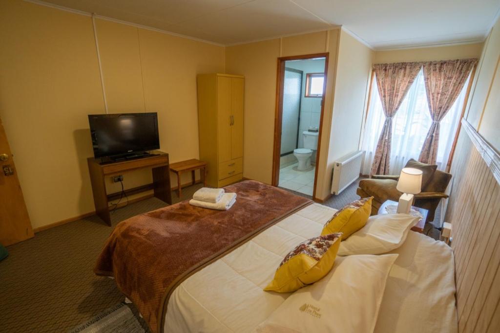 Postel nebo postele na pokoji v ubytování Hostal Los Pinos