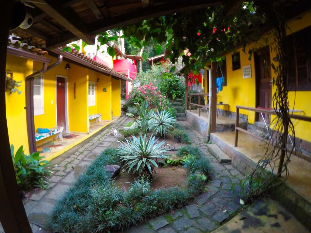 an empty courtyard with plants in a building at Hospedagem Recanto dos Ties in Abraão