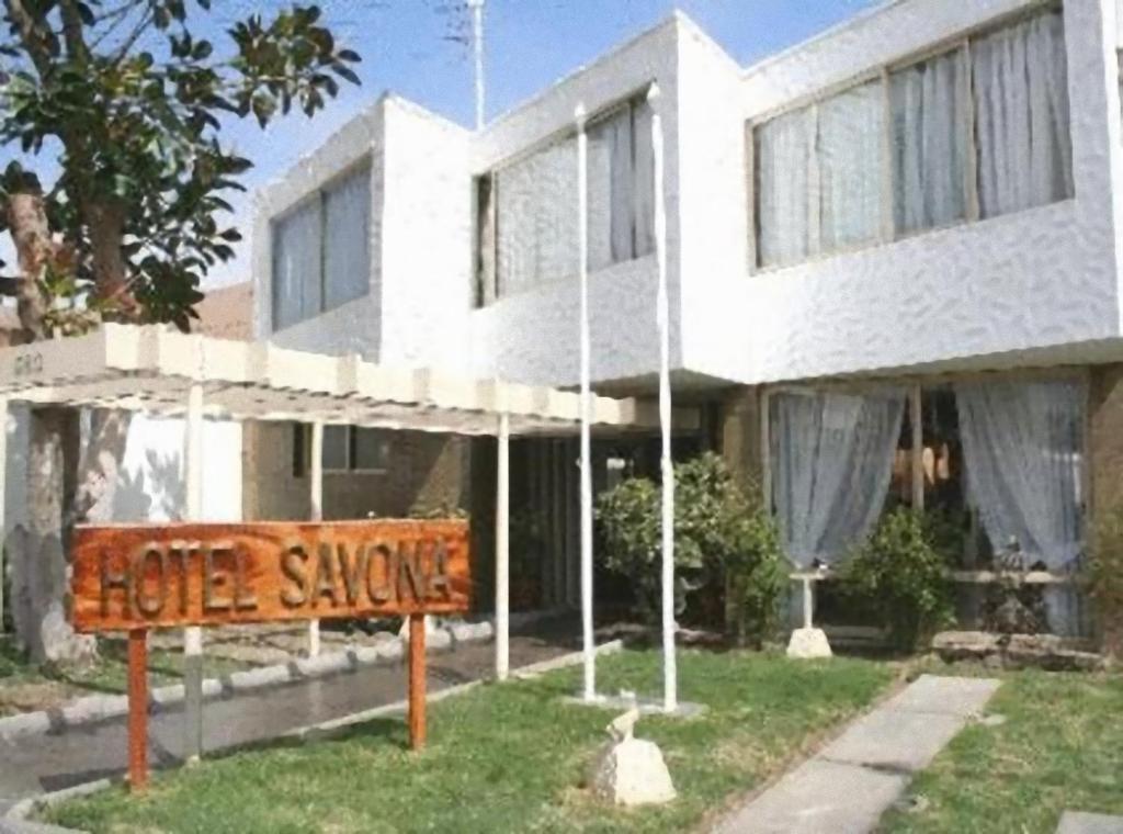 a large white house with a sign in front of it at Hotel Savona in Arica