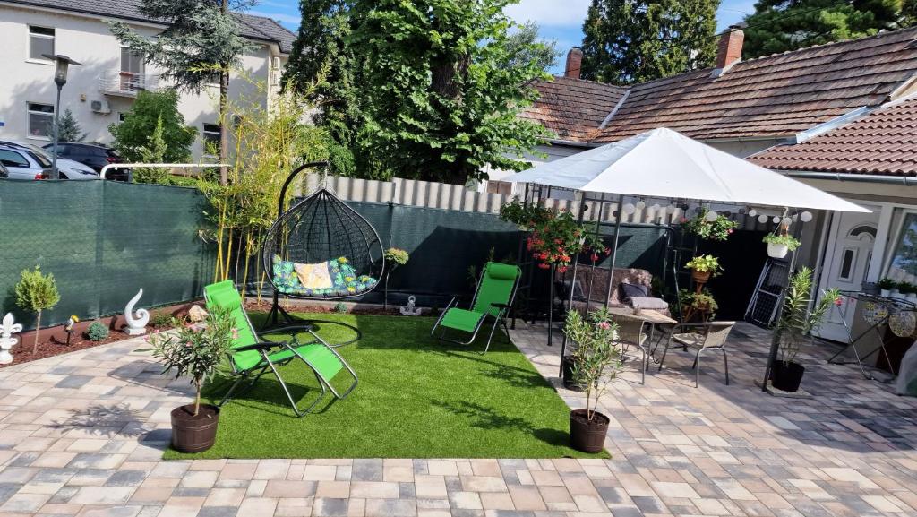 podwórko z zielonymi trawnikami i huśtawką w obiekcie Hanna Villa Siófok w Siófoku