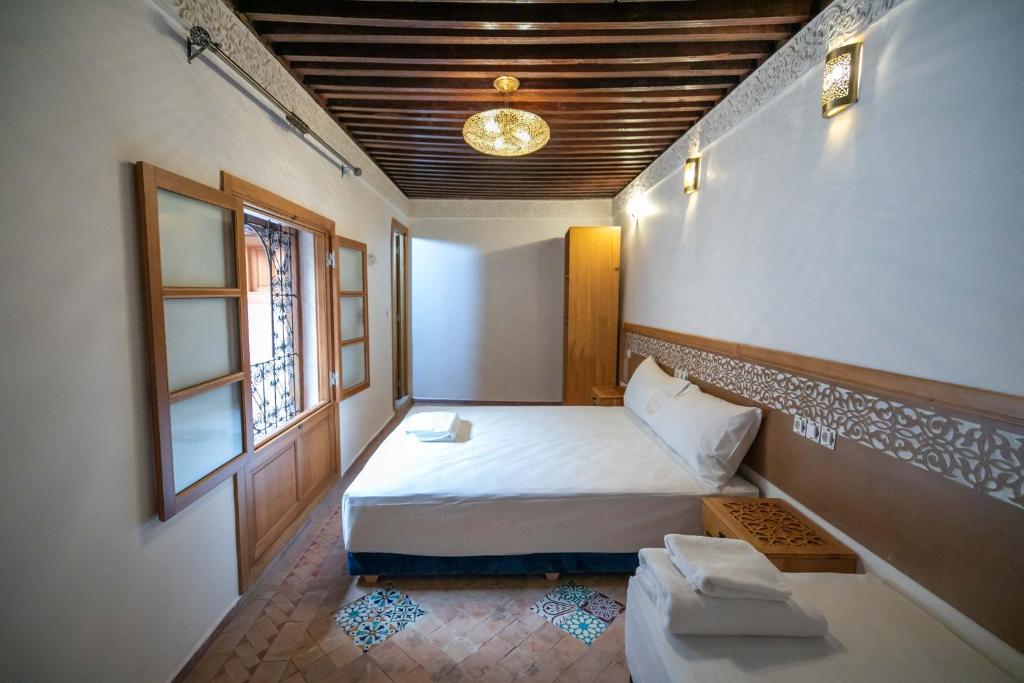 Postel nebo postele na pokoji v ubytování Dar Kenz Fes