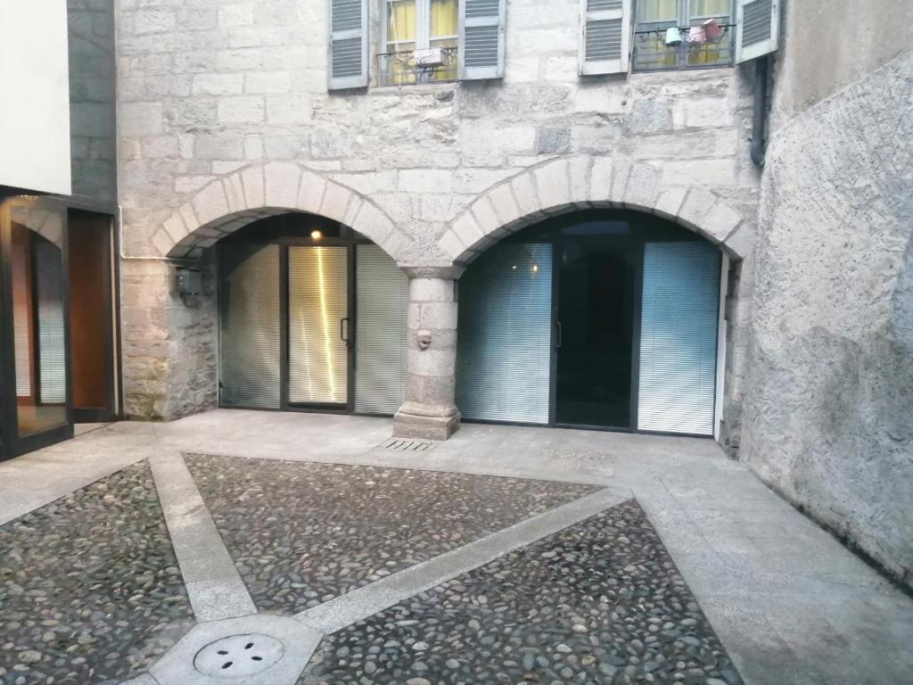 un edificio con dos entradas y un reloj en el suelo en LOFT AZZURRA, en Cannobio