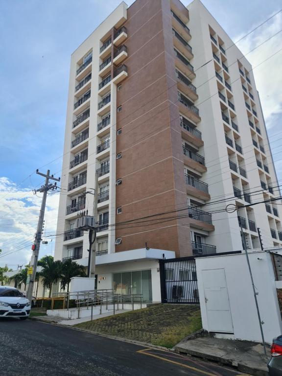 a tall building with a car parked in front of it at Flat Smart Residence in Teresina