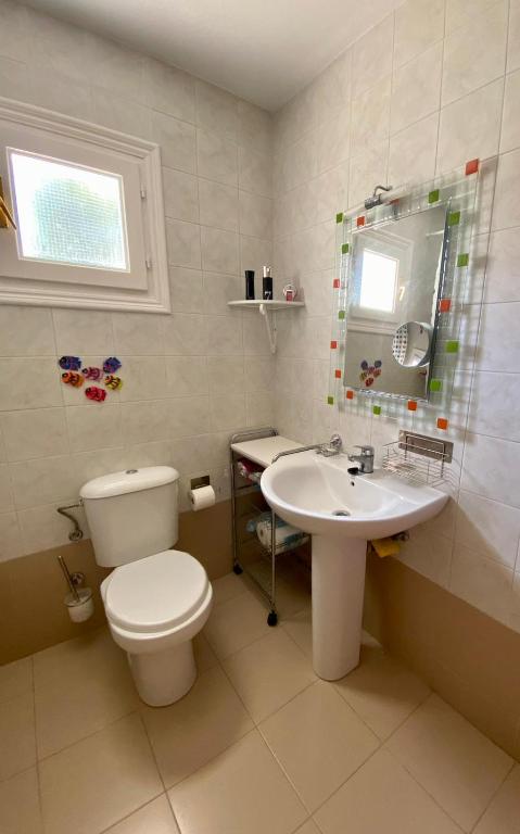 Łazienka w obiekcie Apartamento jardines tropicales dos piscinas vera playa las marinas urbanización vera coast