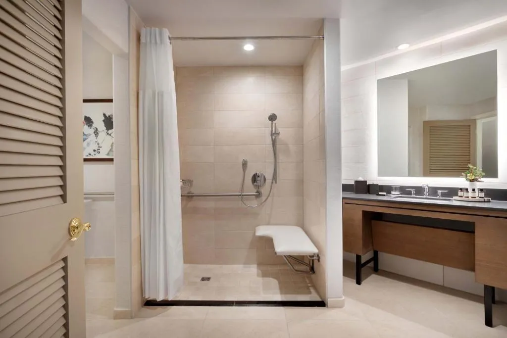 Signature King Room with Roll-In Shower and Patior or Balcony - Sunset Wing