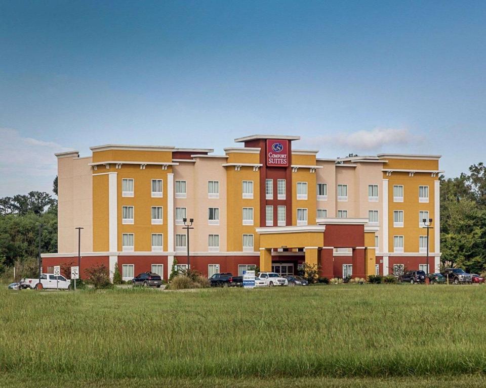 un gran hotel con un estacionamiento delante de él en Comfort Suites near Tanger Outlet Mall, en Gonzales