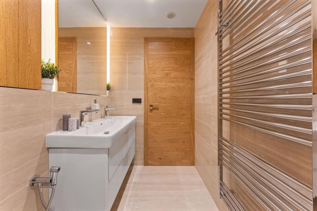 Koupelna v ubytování Residence Koubek - Útulný apartmán s výhledem a parkováním